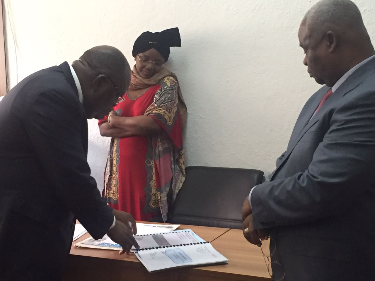 Visite surprise du Ministre des Finances Calixte NGANONGO au Trésor public